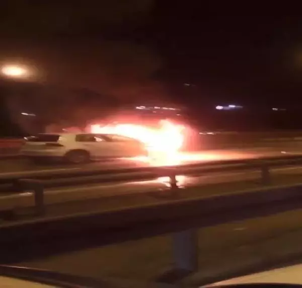 KÜÇÜKÇEKMECE D-100 KARAYOLU'NDA OTOMOBİL ALEV ALEV YANDI