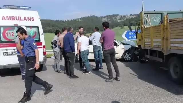 Otomobil ile kamyon çarpıştı: 4 yaralı Otomobil ile kamyon çarpıştı: 4 yaralı