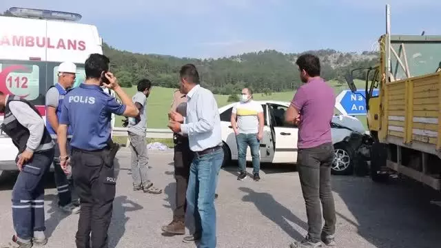 Otomobil ile kamyon çarpıştı: 4 yaralı