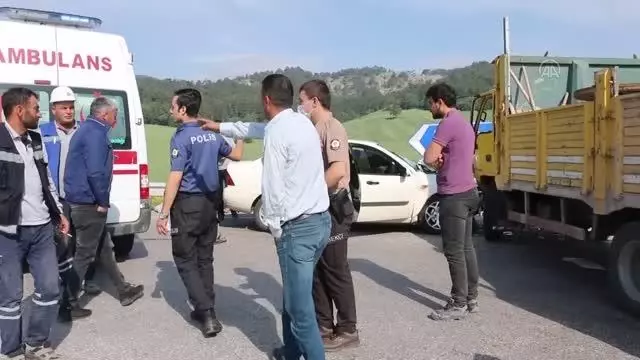 Otomobil ile kamyon çarpıştı: 4 yaralı