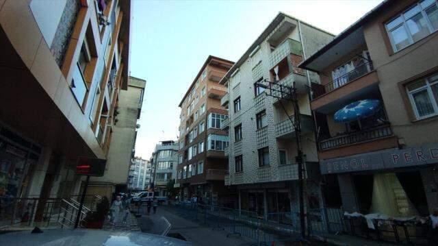 Pendik'te depremin ardından hasar oluşan 4 katlı bina tahliye edildi Pendik'te depremin ardından hasar oluşan 4 katlı bina tahliye edildi