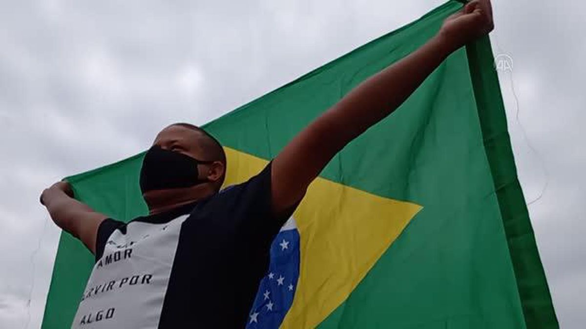 RIO DE JANEIRO - Brezilya'da binlerce kişi Devlet Başkanı Bolsonaro'yu protesto etti