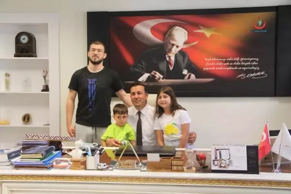 SAĞLIK MÜDÜRÜNE TOPLANTIDA DUYGULANDIRAN 'BABALAR GÜNÜ' SÜRPRİZİ SAĞLIK MÜDÜRÜNE TOPLANTIDA DUYGULANDIRAN 'BABALAR GÜNÜ' SÜRPRİZİ