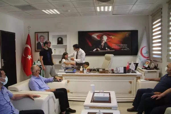 SAĞLIK MÜDÜRÜNE TOPLANTIDA DUYGULANDIRAN 'BABALAR GÜNÜ' SÜRPRİZİ SAĞLIK MÜDÜRÜNE TOPLANTIDA DUYGULANDIRAN 'BABALAR GÜNÜ' SÜRPRİZİ