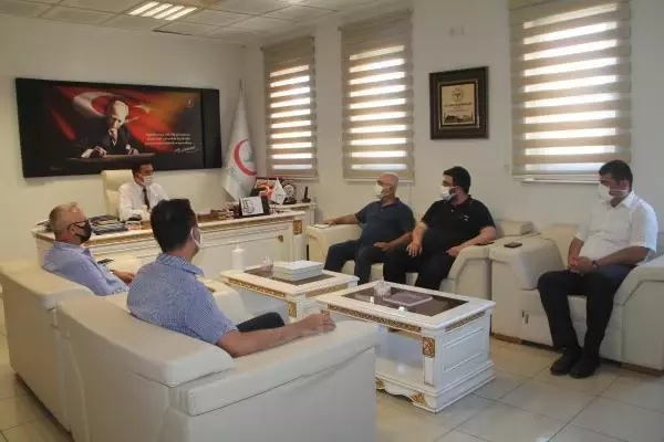 SAĞLIK MÜDÜRÜNE TOPLANTIDA DUYGULANDIRAN 'BABALAR GÜNÜ' SÜRPRİZİ SAĞLIK MÜDÜRÜNE TOPLANTIDA DUYGULANDIRAN 'BABALAR GÜNÜ' SÜRPRİZİ