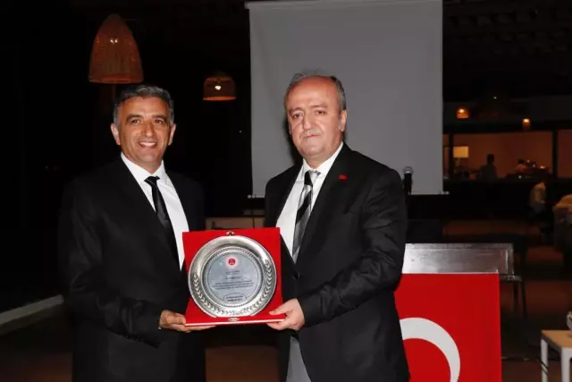 Tayini çıkan Fethiye Cumhuriyet Başsavcısı Eker, adliye personeliyle bir araya geldi Tayini çıkan Fethiye Cumhuriyet Başsavcısı Eker, adliye personeliyle bir araya geldi