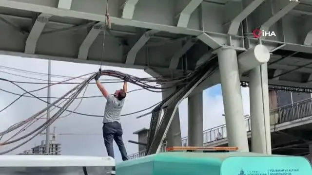 Üst geçide bağlı kablolar halk otobüsünün üzerine düştü
