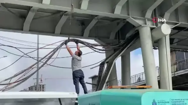 Üst geçide bağlı kablolar halk otobüsünün üzerine düştü