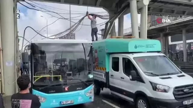 Üst geçide bağlı kablolar halk otobüsünün üzerine düştü
