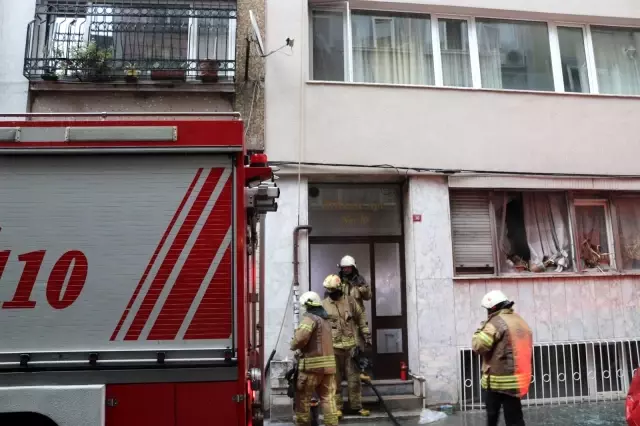 Yangında mahsur kalan kediyi kurtaran vatandaşlar büyük sevinç yaşadı