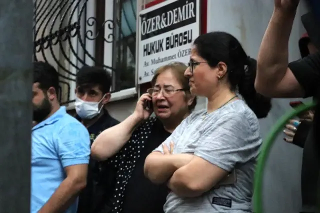 Yangında mahsur kalan kediyi kurtaran vatandaşlar büyük sevinç yaşadı