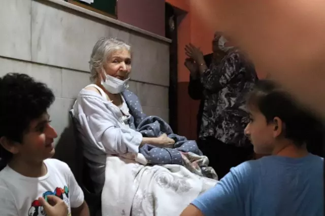 Yangında mahsur kalan kediyi kurtaran vatandaşlar büyük sevinç yaşadı