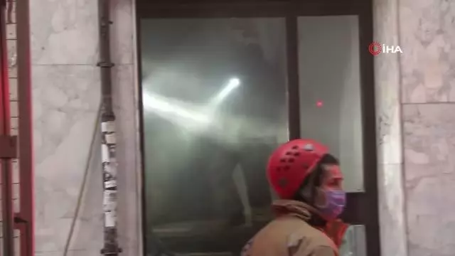 Yangında mahsur kalan kediyi kurtaran vatandaşlar büyük sevinç yaşadı Yangında mahsur kalan kediyi kurtaran vatandaşlar büyük sevinç yaşadı