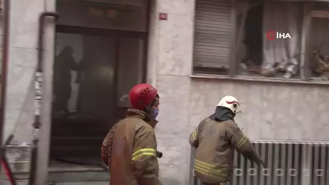 Yangında mahsur kalan kediyi kurtaran vatandaşlar büyük sevinç yaşadı