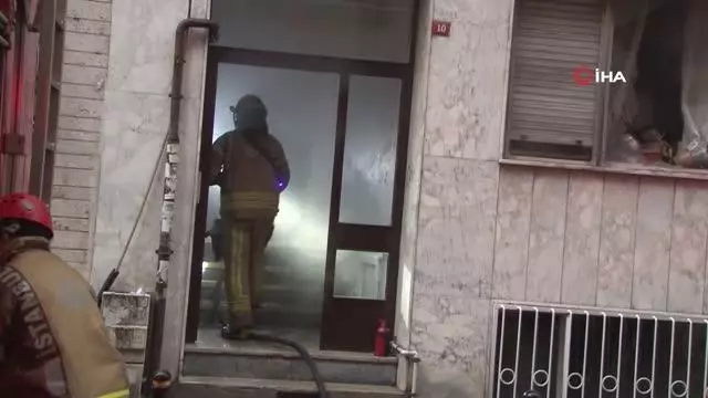 Yangında mahsur kalan kediyi kurtaran vatandaşlar büyük sevinç yaşadı