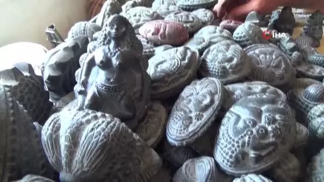 Yarım asırdır çakıyla taşları sanat eserine dönüştürüyor