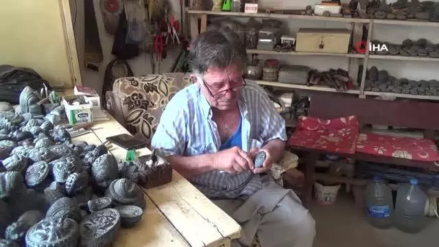Yarım asırdır çakıyla taşları sanat eserine dönüştürüyor