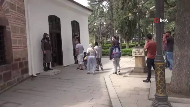 15 ayın ardından ziyarete açılan Ertuğrul Gazi Türbesi'nde yoğunluk