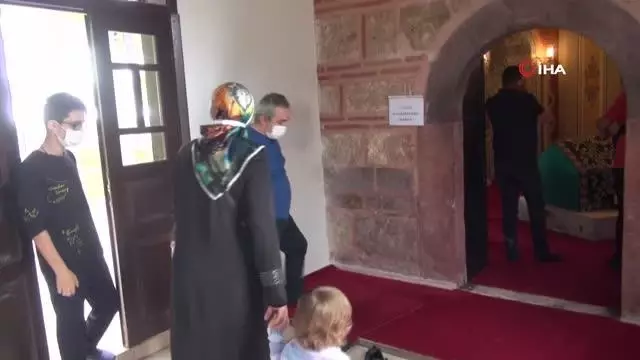 15 ayın ardından ziyarete açılan Ertuğrul Gazi Türbesi'nde yoğunluk