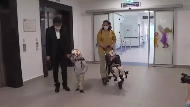 Ameliyatla ayrılan siyam ikizlerinden biri yürümeye, diğeri destekle ayakta durmaya başladı Ameliyatla ayrılan siyam ikizlerinden biri yürümeye, diğeri destekle ayakta durmaya başladı