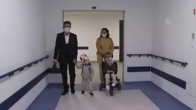 Ameliyatla ayrılan siyam ikizlerinden biri yürümeye, diğeri destekle ayakta durmaya başladı