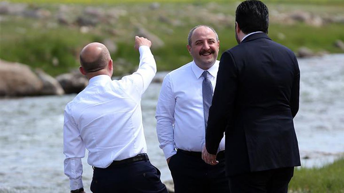 Bakan Varank paçalarını sıyırıp dereye girdi! Takipçileri fotoğrafına yorum yağdırdı