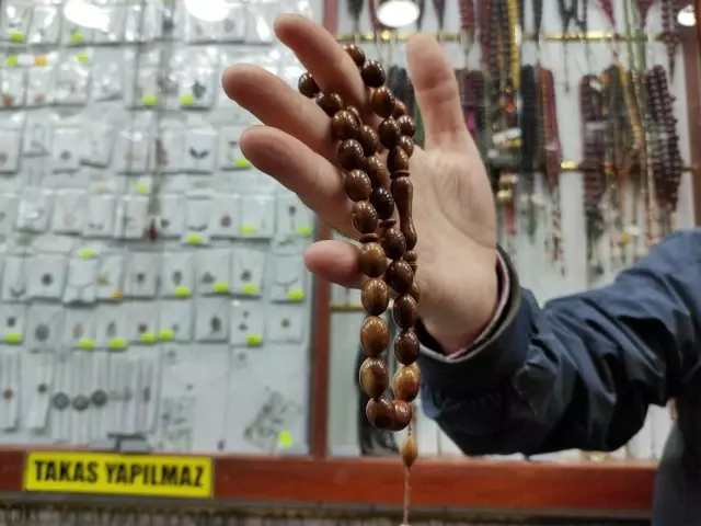 Tamamen el işi! Bir asırlık tespihler 25 bin liradan satılıyor Tamamen el işi! Bir asırlık tespihler 25 bin liradan satılıyor