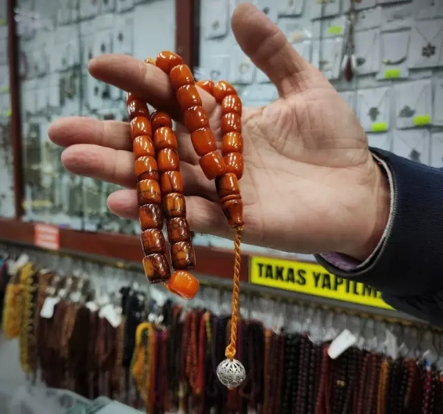 Tamamen el işi! Bir asırlık tespihler 25 bin liradan satılıyor Tamamen el işi! Bir asırlık tespihler 25 bin liradan satılıyor