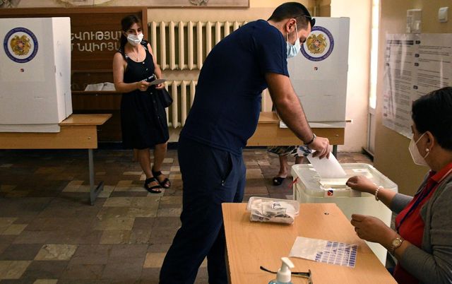 ermenistan da halk erken secim icin sandik ba 3 14212689 o