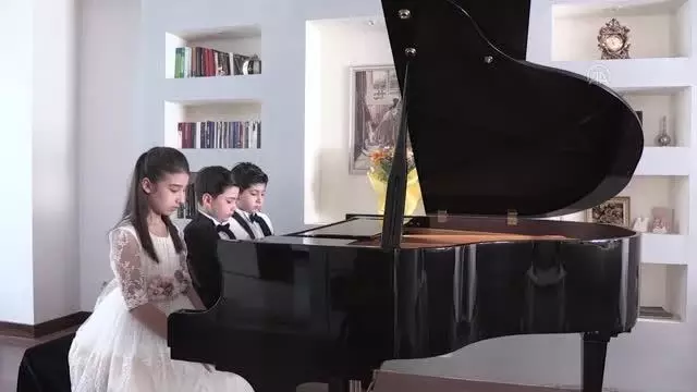 GAZİANTEP - Tek piyanoda 3 çocuk