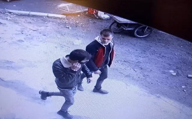 İstanbul'da gasp dehşeti: Bonzai içirip bayılttıkları taksiciyi soydular İstanbul'da gasp dehşeti: Bonzai içirip bayılttıkları taksiciyi soydular