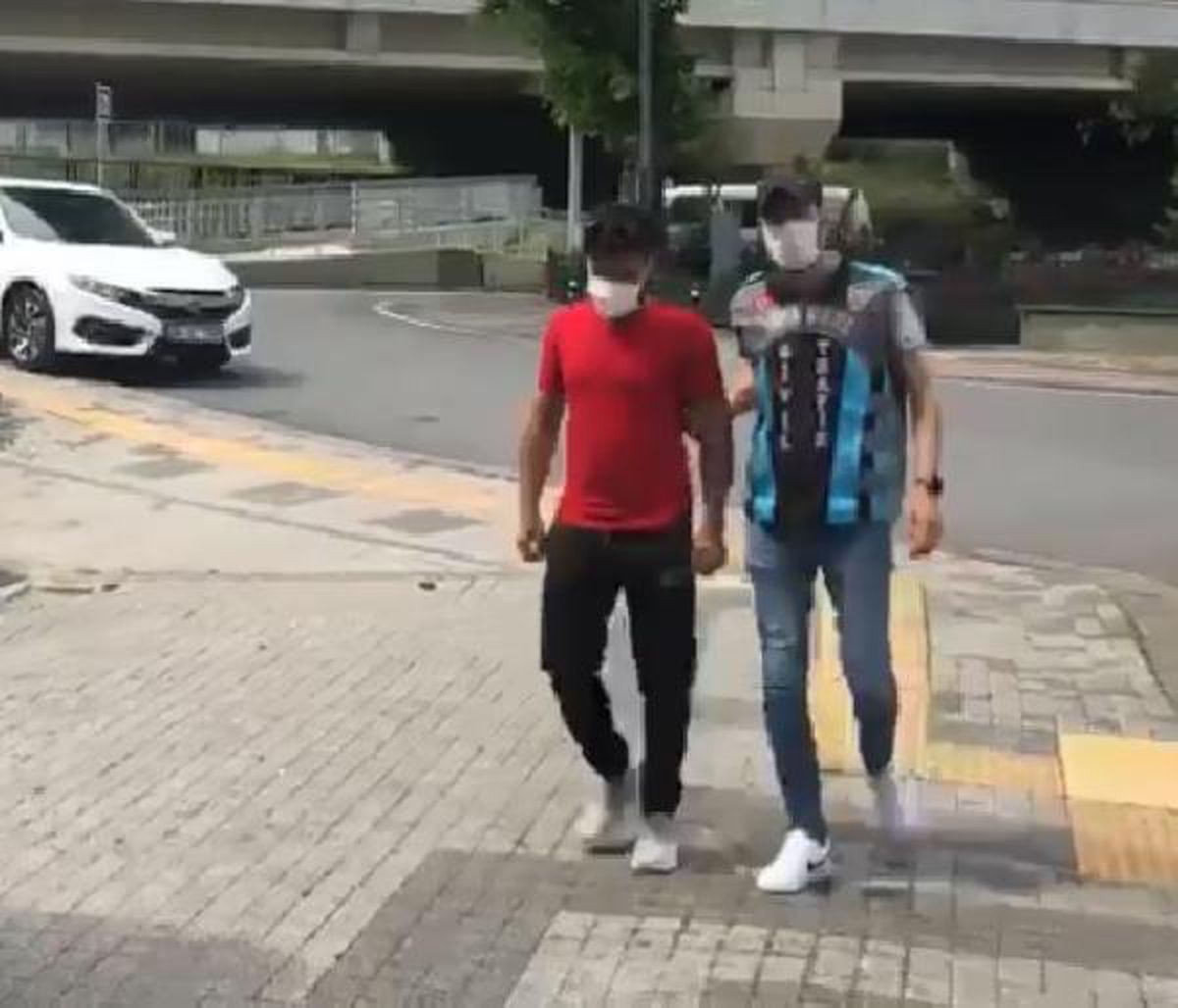 KARTAL SAHİL YOLU'NDA OTOMOBİLLERİYLE MAKAS ATARAK İLERLEYEN 2 SÜRÜCÜYE 2 BİN 678 LİRA CEZA