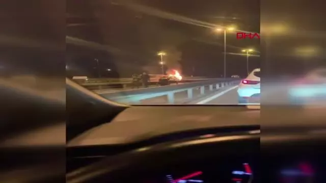 KÜÇÜKÇEKMECE D-100 KARAYOLU'NDA OTOMOBİL ALEV ALEV YANDI