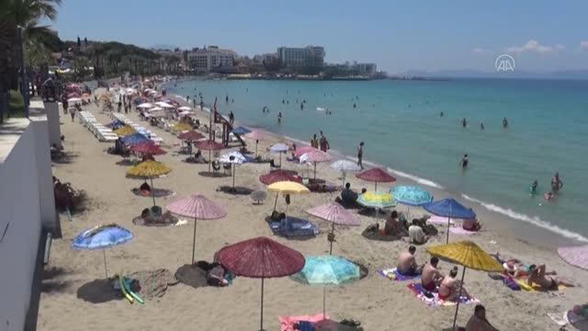 Kuşadası'nda sahiller yabancı turistlere kaldı