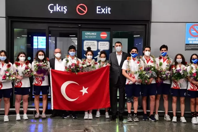 Milliler çiçeklerle karşılandı