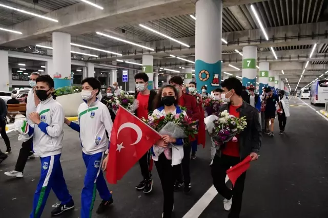 Milliler çiçeklerle karşılandı