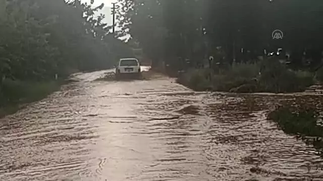 Ödemiş'te etkili sağanak yaşamı olumsuz etkiledi Ödemiş'te etkili sağanak yaşamı olumsuz etkiledi