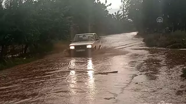 Ödemiş'te etkili sağanak yaşamı olumsuz etkiledi