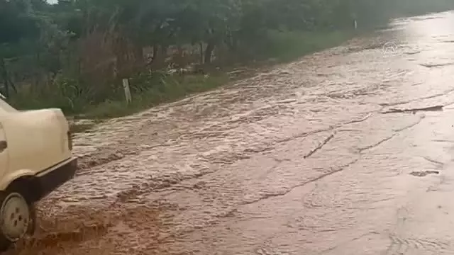Ödemiş'te etkili sağanak yaşamı olumsuz etkiledi
