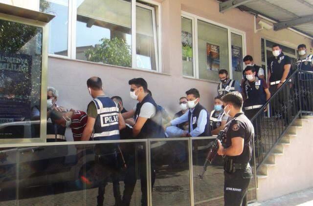 Polis katillerinin sevkinde dikkat çeken detay! Meslektaşları, operasyona yakalarında şehidin fotoğrafı ile gitti Polis katillerinin sevkinde dikkat çeken detay! Meslektaşları, operasyona yakalarında şehidin fotoğrafı ile gitti