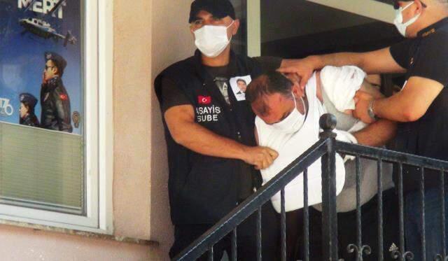 Polis katillerinin sevkinde dikkat çeken detay! Meslektaşları, operasyona yakalarında şehidin fotoğrafı ile gitti Polis katillerinin sevkinde dikkat çeken detay! Meslektaşları, operasyona yakalarında şehidin fotoğrafı ile gitti