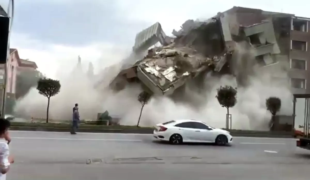 Dev bina saniyeler içerisinde tuzla buz oldu! Yıkım anı saniye saniye kaydedildi