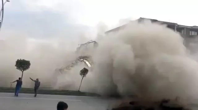 Dev bina saniyeler içerisinde tuzla buz oldu! Yıkım anı saniye saniye kaydedildi