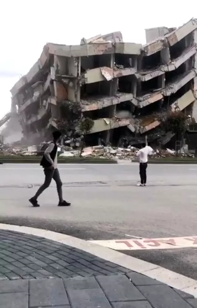 Dev bina saniyeler içerisinde tuzla buz oldu! Yıkım anı saniye saniye kaydedildi
