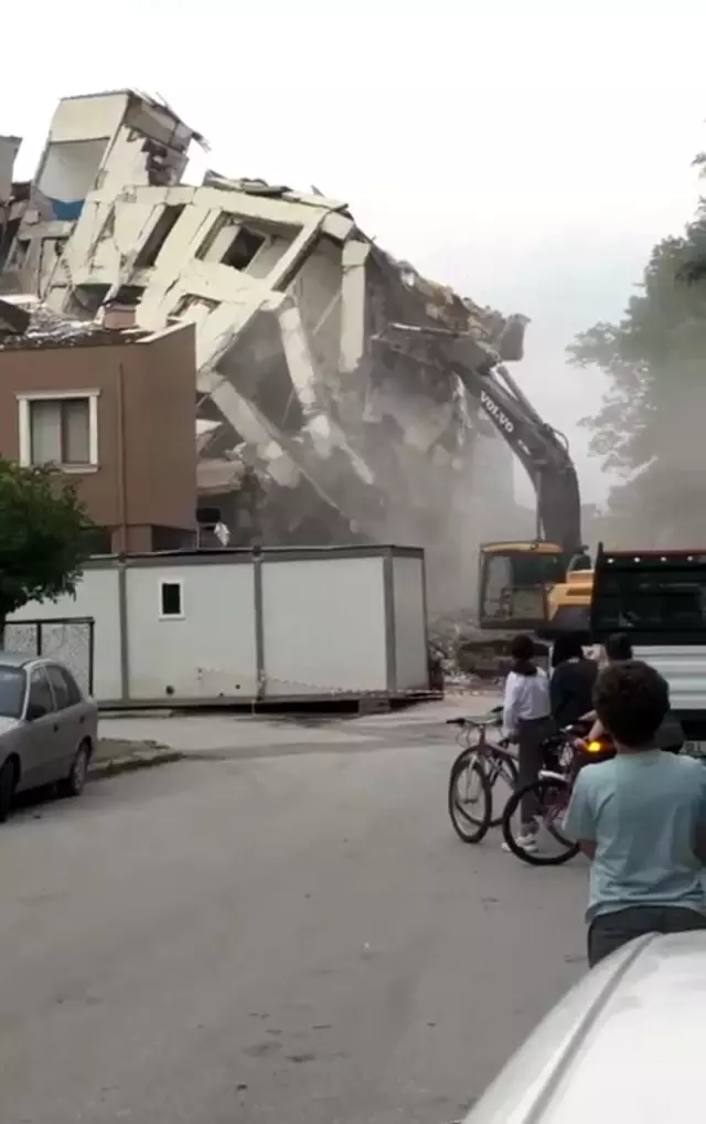 Dev bina saniyeler içerisinde tuzla buz oldu Dev bina saniyeler içerisinde tuzla buz oldu