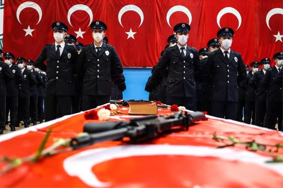 Sivas'ta Polis Adaylarının Mezuniyet Sevinci