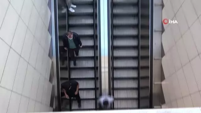 Taksim Metrosunun yürüyen merdivenlerinde tehlikeli oyun