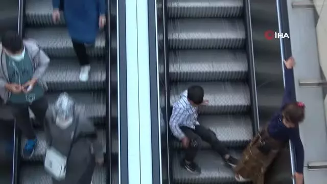 Taksim Metrosunun yürüyen merdivenlerinde tehlikeli oyun