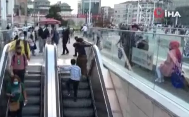 Taksim Metrosunun yürüyen merdivenlerinde tehlikeli oyun Taksim Metrosunun yürüyen merdivenlerinde tehlikeli oyun