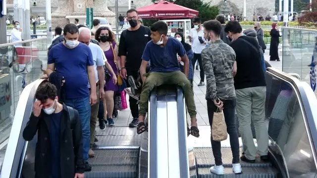 Taksim Metrosunun yürüyen merdivenlerinde tehlikeli oyun